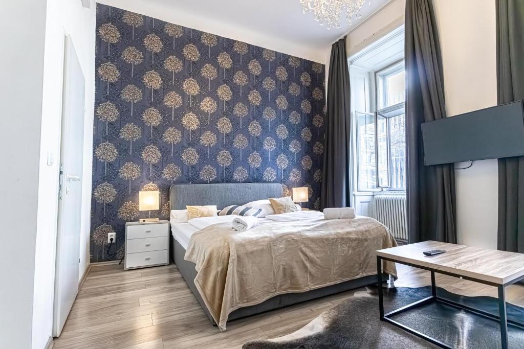 1 dormitorio con 1 cama con una pared azul y dorada en Mariahilfer Boutique Rooms - Virtual Reception & Self-Checkin en Viena