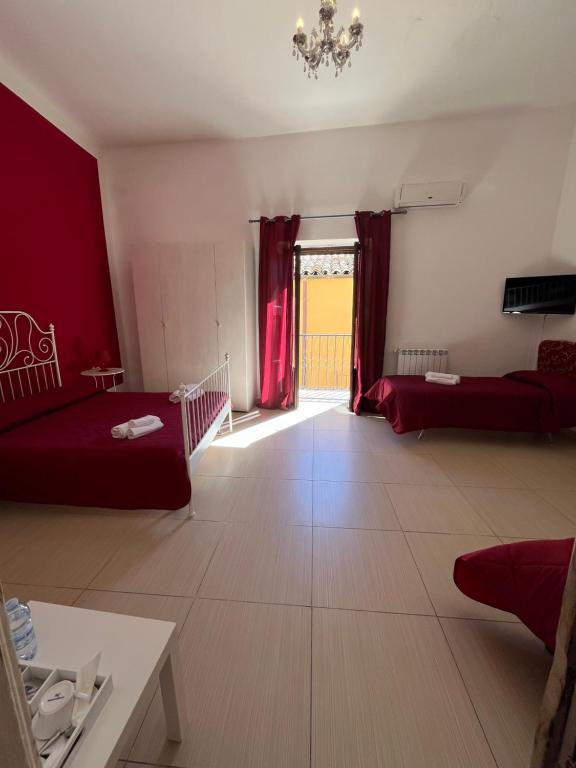 Postel nebo postele na pokoji v ubytování PERSEFONE LUXURY SUITE