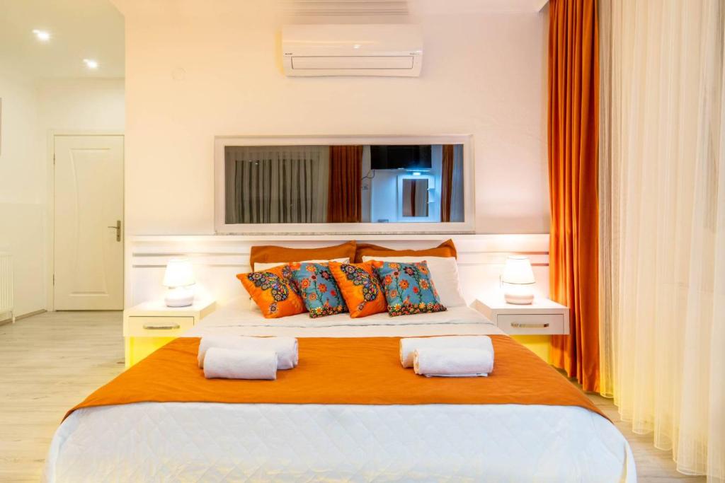- une chambre avec un grand lit et deux lampes dans l'établissement عظيم Villa, à Trabzon