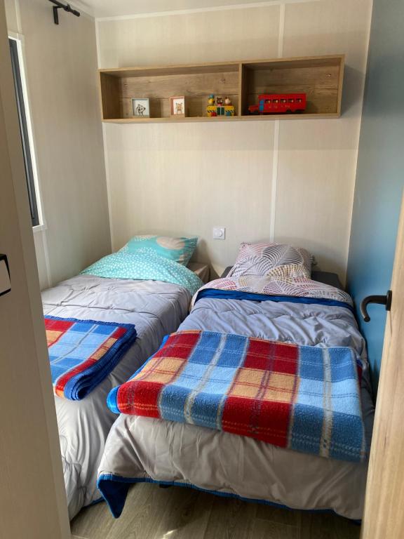 Łóżko lub łóżka w pokoju w obiekcie Camping pays de Beille