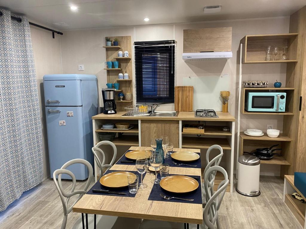 Kuchnia lub aneks kuchenny w obiekcie Camping pays de Beille