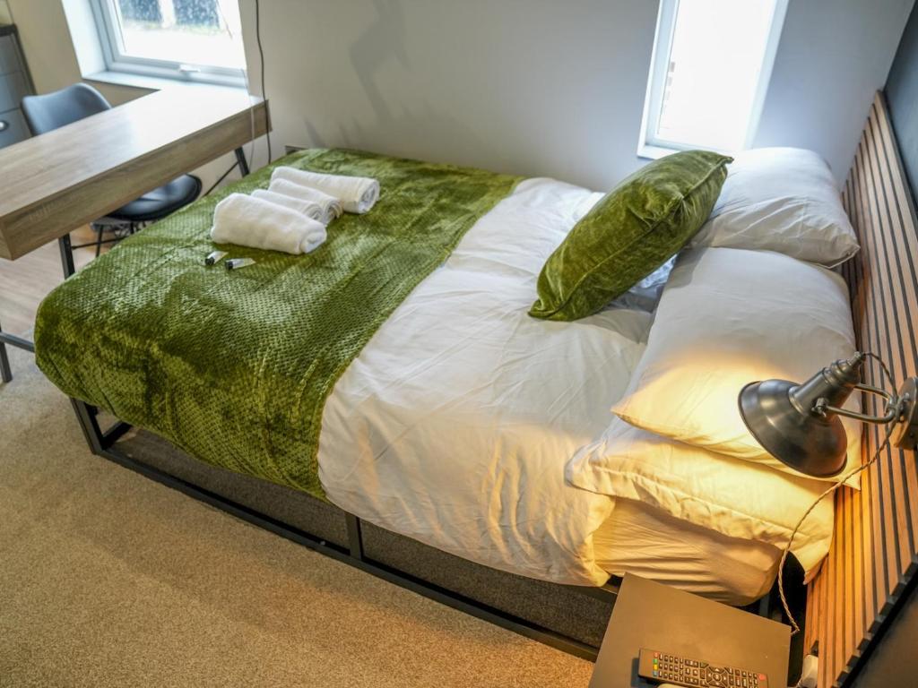 Un pat sau paturi într-o cameră la Comfortable stylish room Pass the Keys