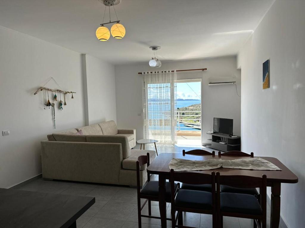 Predel za sedenje v nastanitvi Oni's Apartments