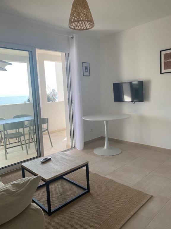 un salon avec un canapé et une table dans l'établissement T2 VUE MER CORSE N193, à Linguizzetta