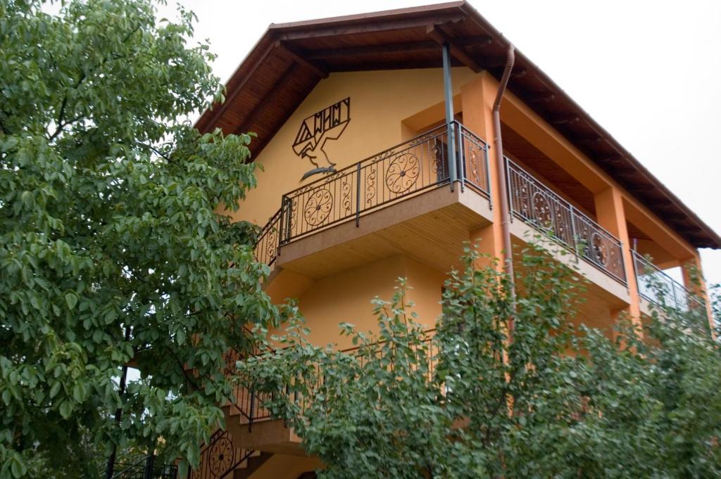 un edificio con un balcone con graffiti di Turul a Berehove
