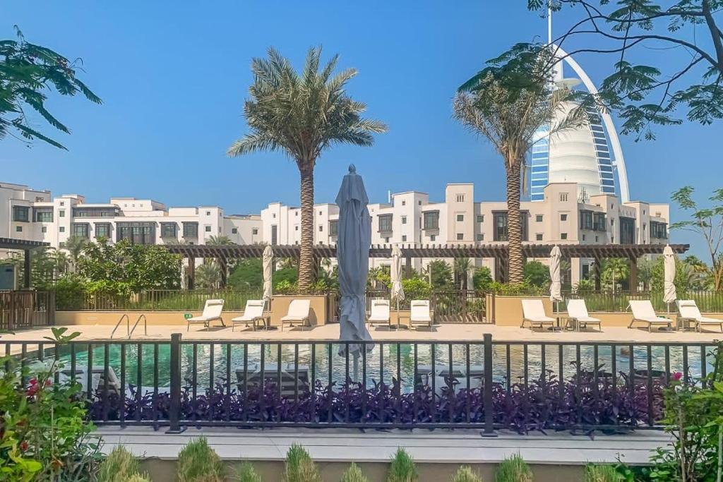 uma vista para um resort com uma fonte e palmeiras em Frank Porter - Lamtara 2 em Dubai