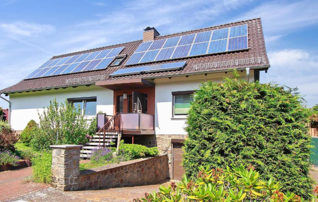 une maison avec des panneaux solaires sur le toit dans l'établissement Lovely Apartment In Waren mritz With Kitchen, à Waren