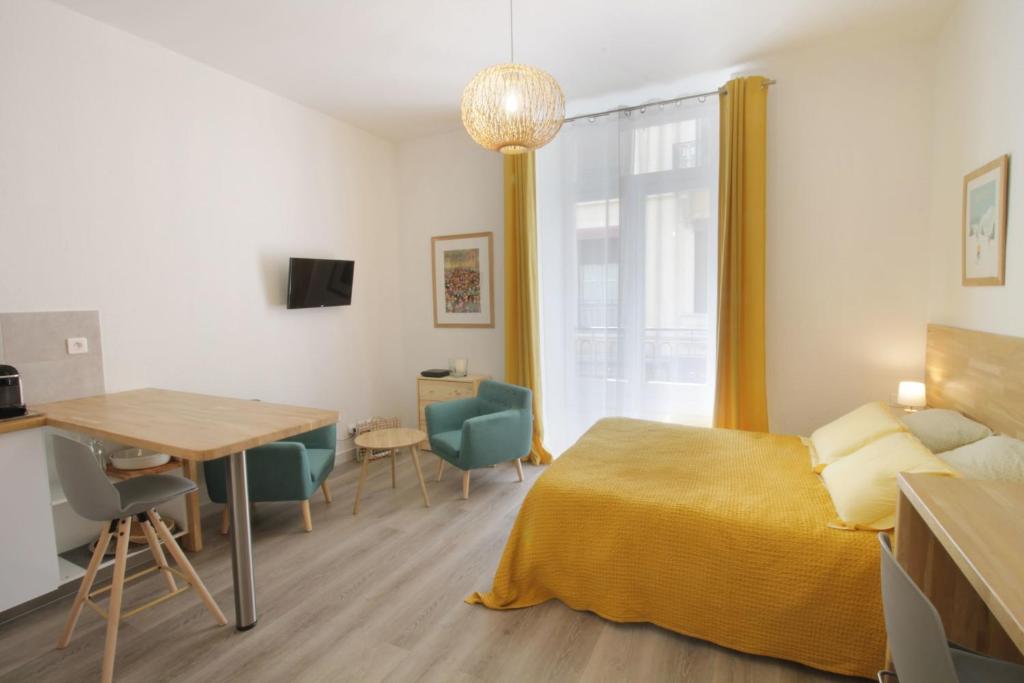 une chambre avec un lit, un bureau et une table dans l'établissement Design & cozy 3 studio in the city center!, à Aix-les-Bains