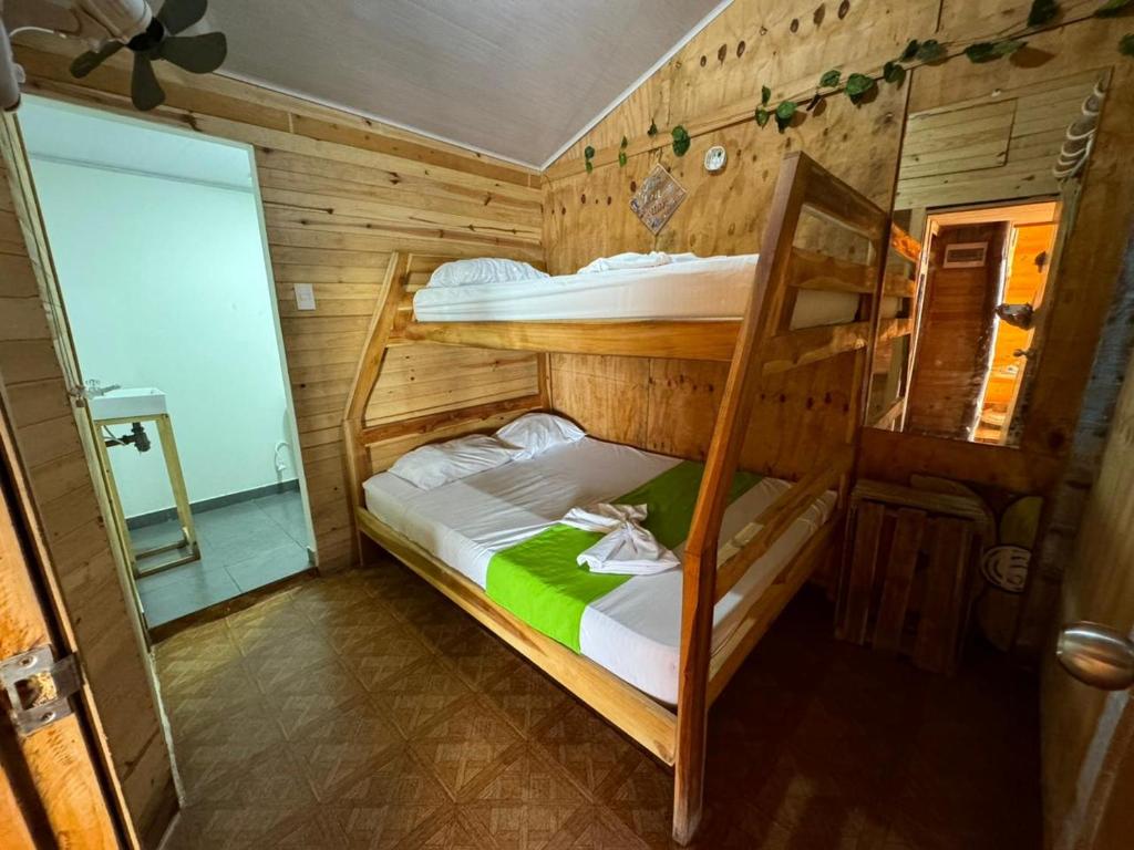 Postel nebo postele na pokoji v ubytování Raw KokoMar PosadaNativa