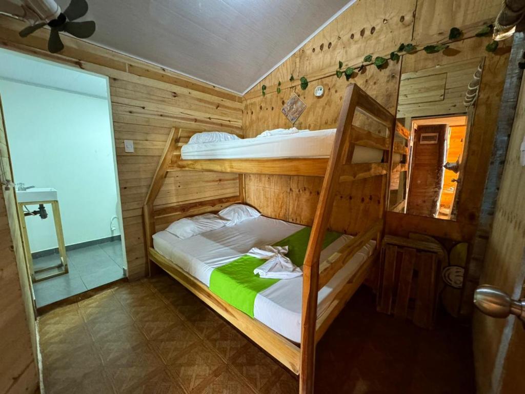 Postel nebo postele na pokoji v ubytování Raw KokoMar PosadaNativa
