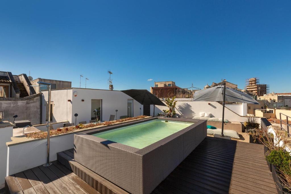 Bazén v ubytovaní Bastioni Luxury Home by Perle di Puglia alebo v jeho blízkosti