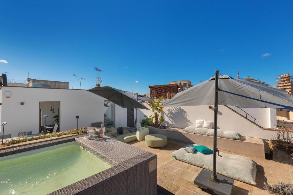 Bazén v ubytovaní Bastioni Luxury Home by Perle di Puglia alebo v jeho blízkosti