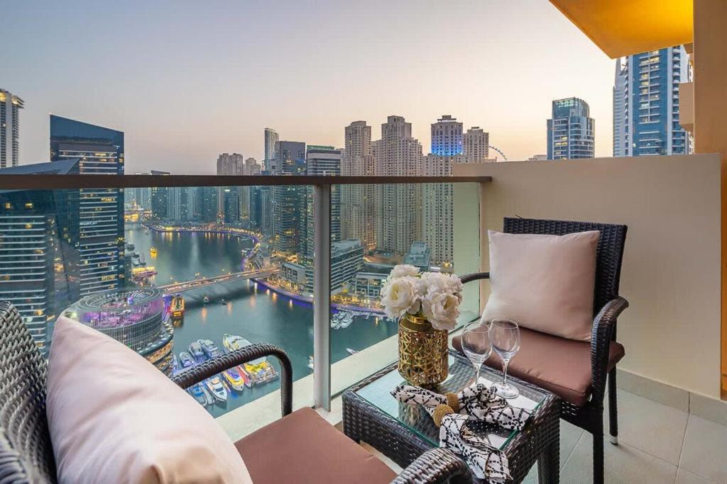 balcón con vistas al perfil urbano en Frank Porter - Emaar Residences Dubai Marina, en Dubái