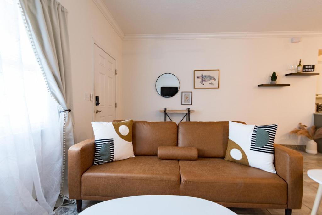 Posezení v ubytování Luxury 2BD 2BTH Condo 5