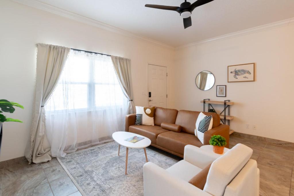 Posezení v ubytování Luxury 2BD 2BTH Condo 5