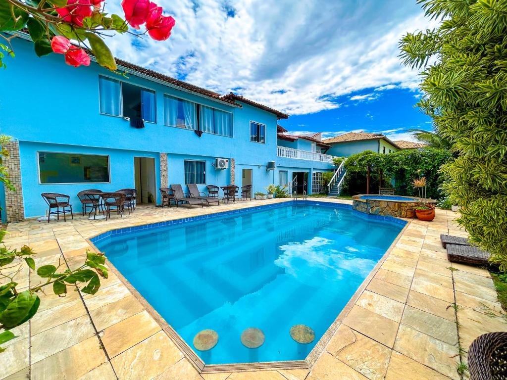 una piscina en el patio trasero de una casa en IBELLO BEACH Pousada en Cabo Frío