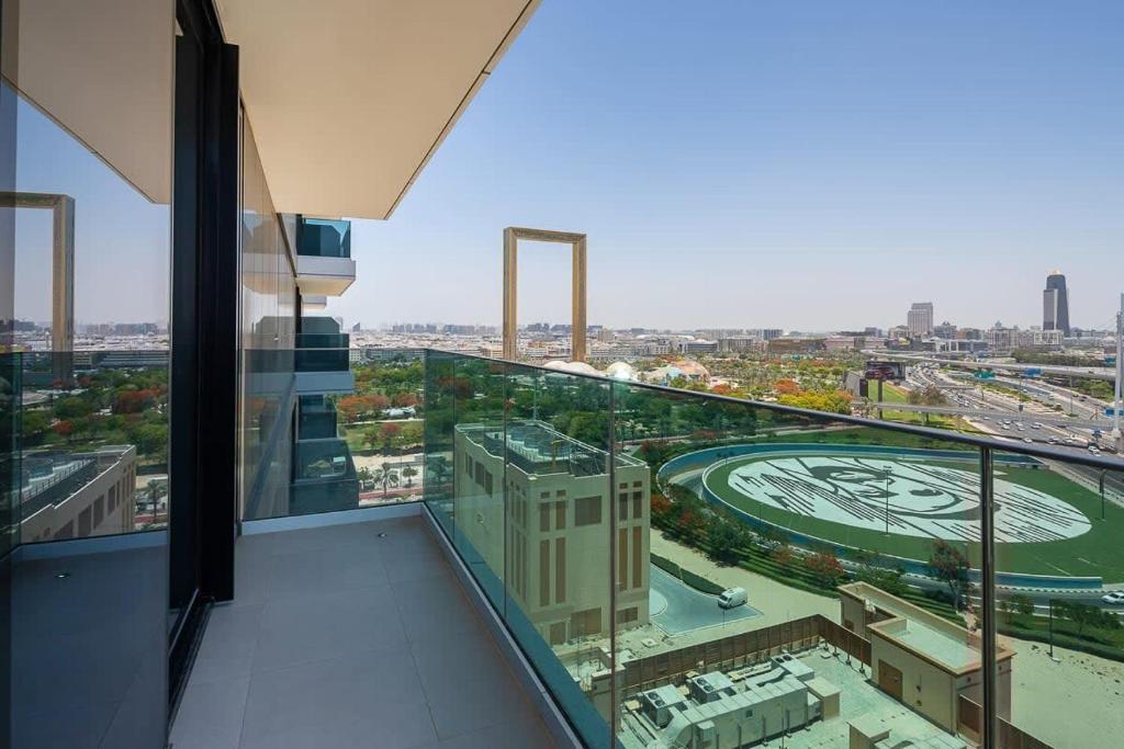 een uitzicht op een stadion vanaf de top van een gebouw bij Frank Porter - 1 Residences 2 East Tower in Dubai