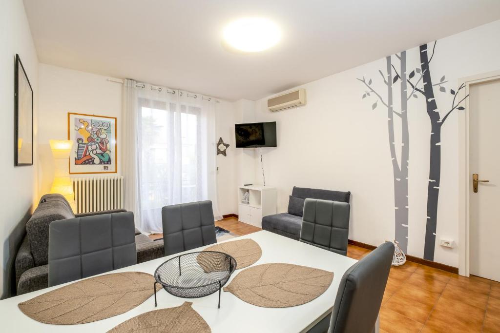 sala de estar con mesa y sillas en Apartment Soleil - Sole del Garda, en Lazise