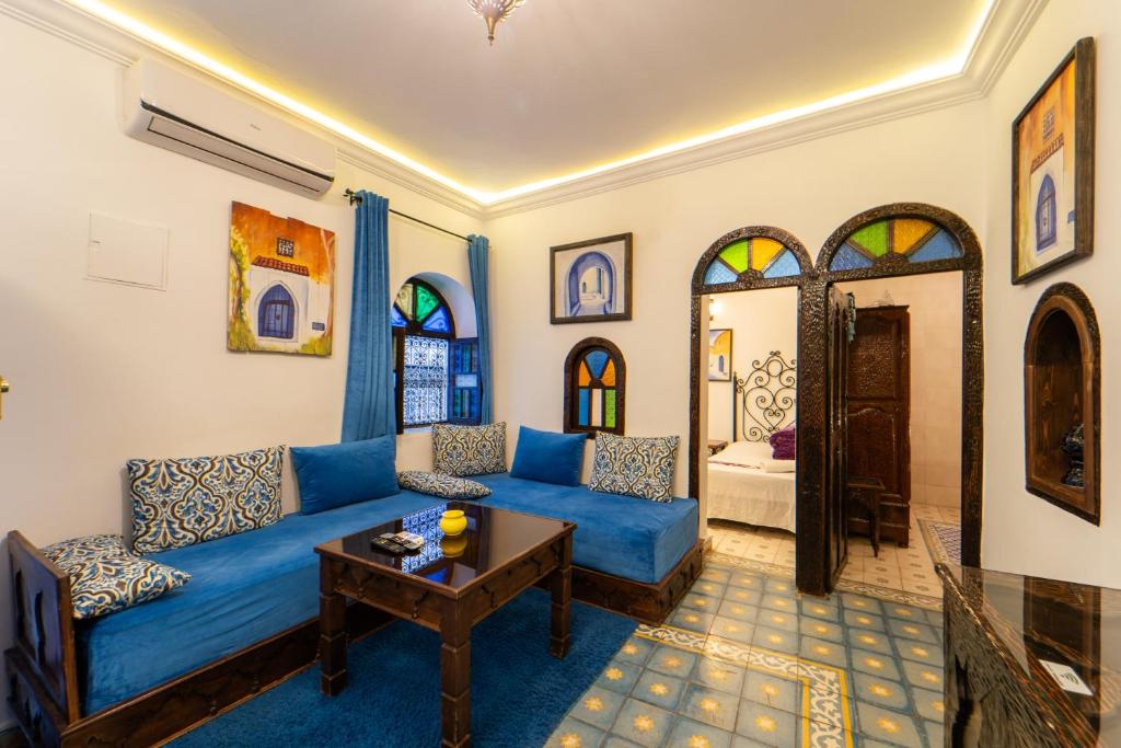 Uma área de estar em DAR NOKHBA INN
