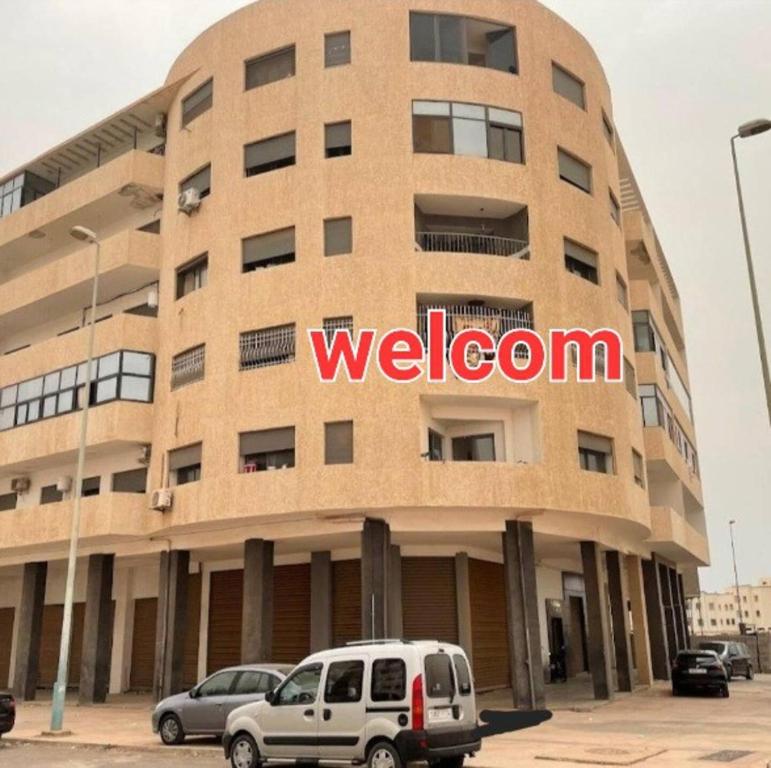 una señal de bienvenida en el lateral de un edificio en Appartement au centre d´agadir, en Agadir