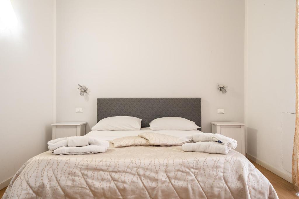 A bed or beds in a room at B&b Glamour