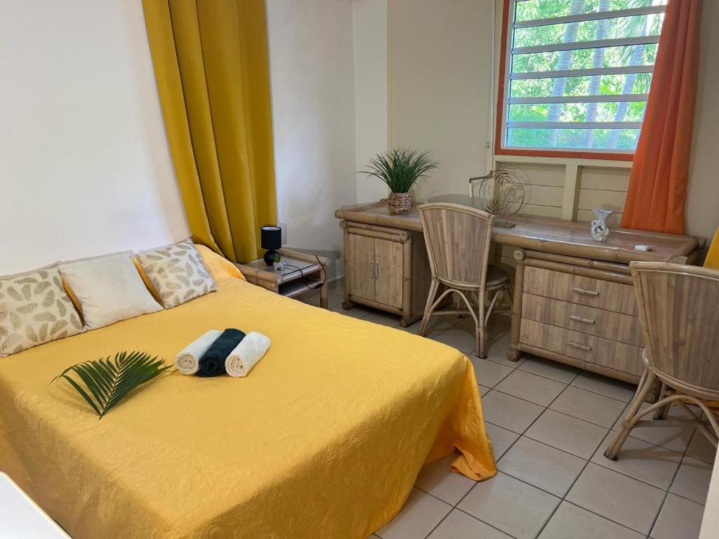Tempat tidur dalam kamar di Vacances conviviales au Moule, proche de la mer
