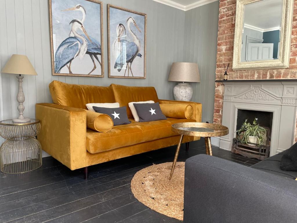 Istumisnurk majutusasutuses Charming Bight Cottage moments from beach by Whitstable-Holidays