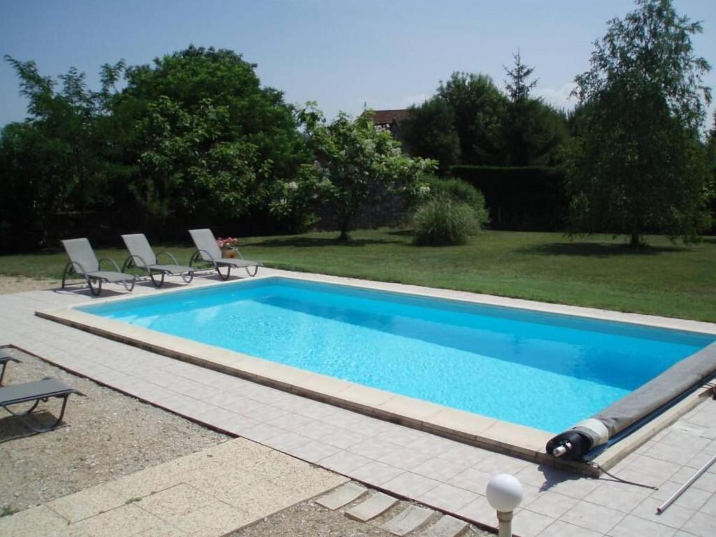 una piscina con tumbonas junto a un patio en Villa de 3 chambres avec piscine privee jardin clos et wifi a Loubressac, en Loubressac