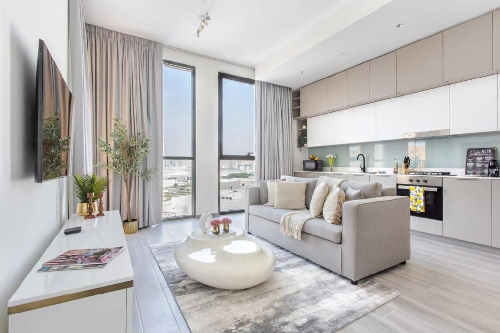 uma sala de estar com um sofá e uma mesa em Frank Porter - Noor 3 Midtown no Dubai