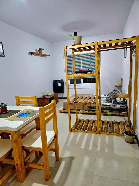 a room with a table and a bunk bed at Amplio Departamento Monoambiente in San Luis