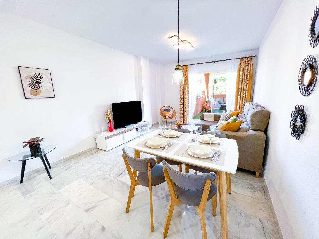 Televízia a/alebo spoločenská miestnosť v ubytovaní La Reserva Beach & Golf Apartment