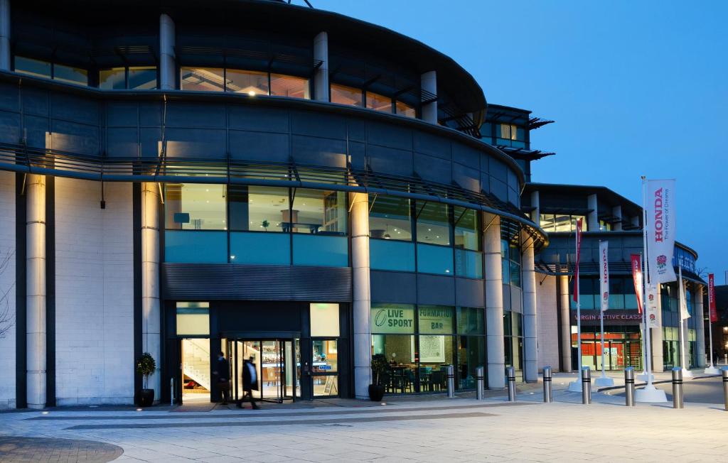 un grande edificio con molte finestre di London Twickenham Stadium Hotel, a member of Radisson Individuals a Twickenham