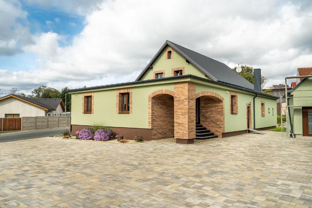 une grande maison avec une allée en briques dans l'établissement Room Mesi, à Rozvadov