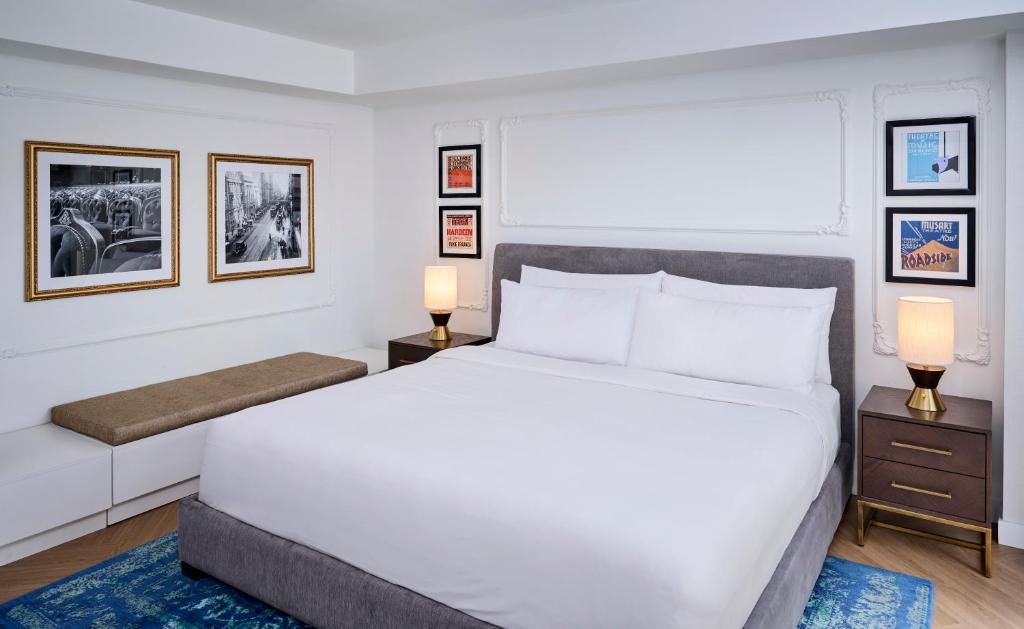 Postel nebo postele na pokoji v ubytování Pantages Hotel Toronto Centre