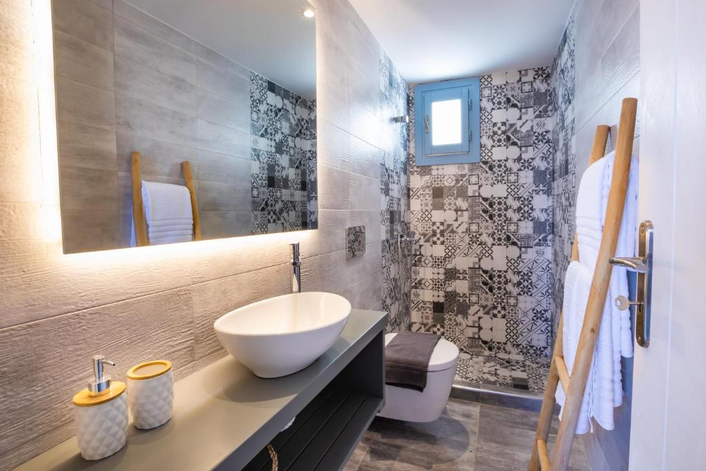 Koupelna v ubytování Yploui Suites