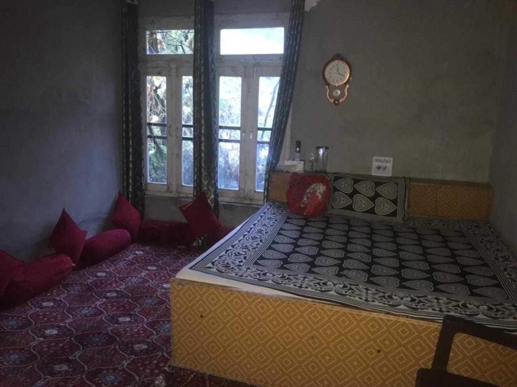 a bedroom with a large bed and a window at SPOT ON Malik Homestay in Thanna Mandi