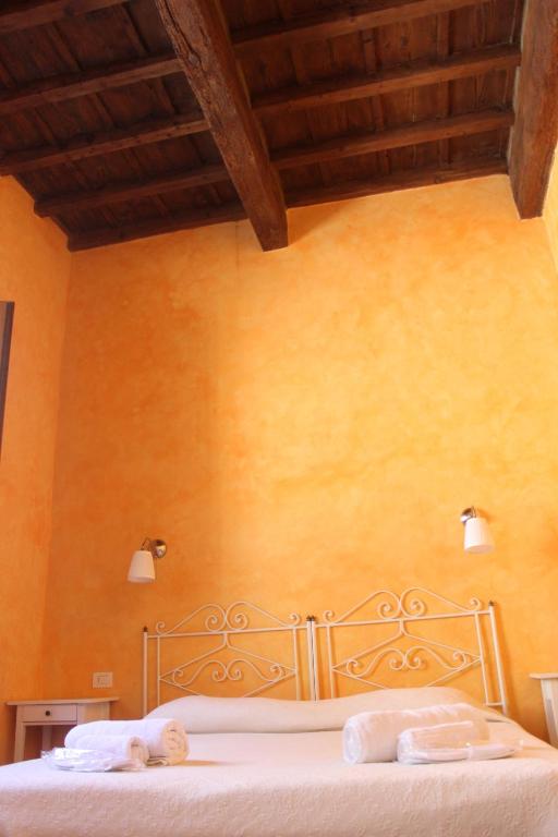 A bed or beds in a room at Al Canto B&B