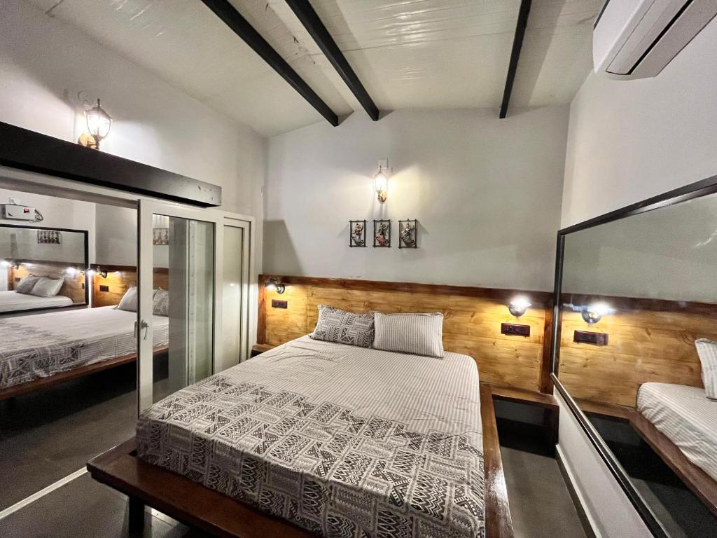 sypialnia z 2 łóżkami i szklaną ścianą w obiekcie Mermaid Island Beach Resorts w mieście Puducherry