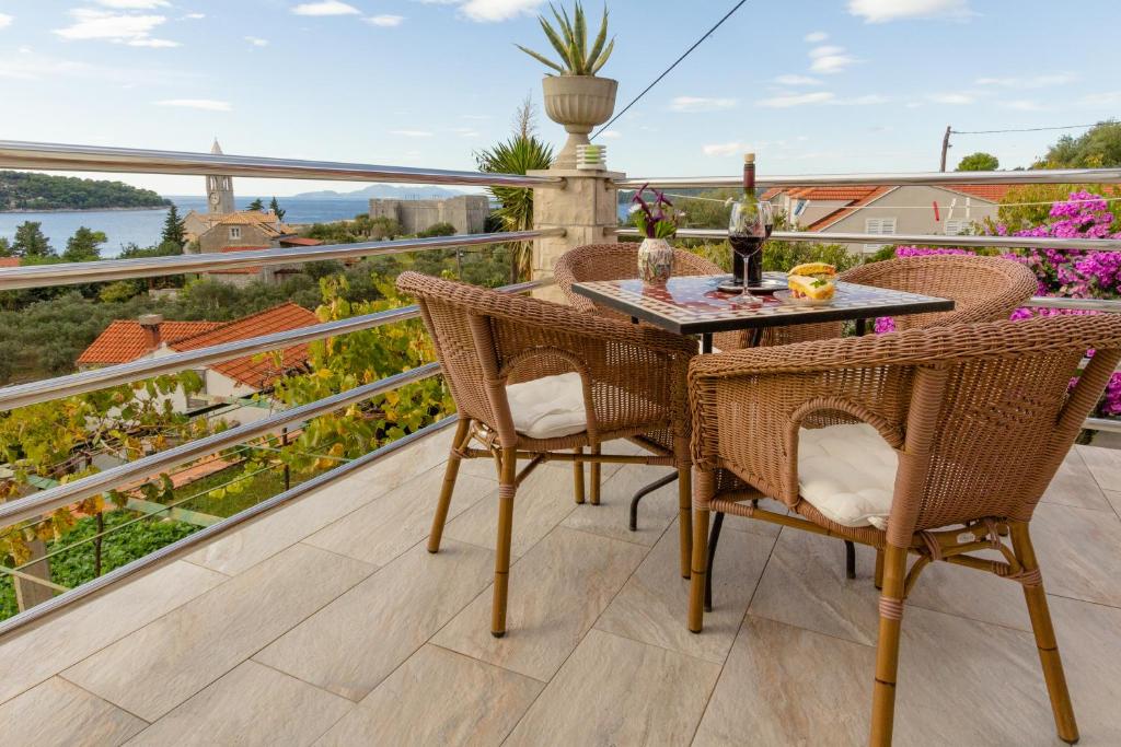 eine Terrasse mit einem Tisch und Stühlen auf dem Balkon in der Unterkunft Apartment Dino in Lopud Island