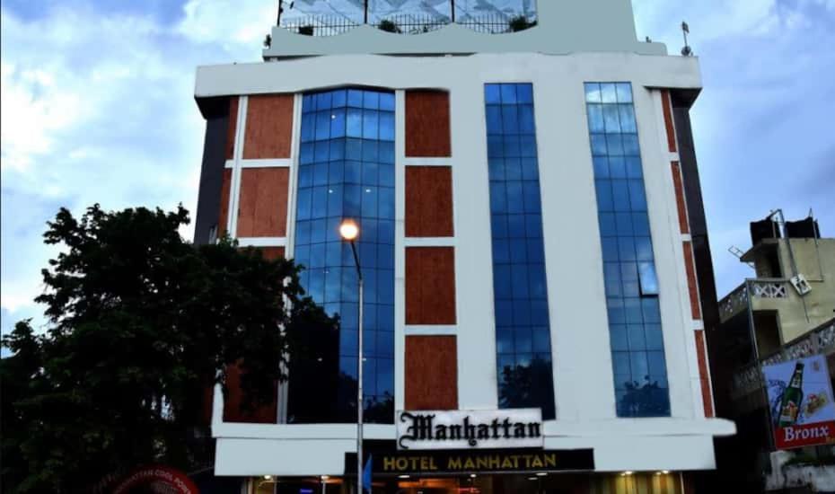 un edificio de hotel con un cartel en él en HOTEL MANHATTAN en Chennai