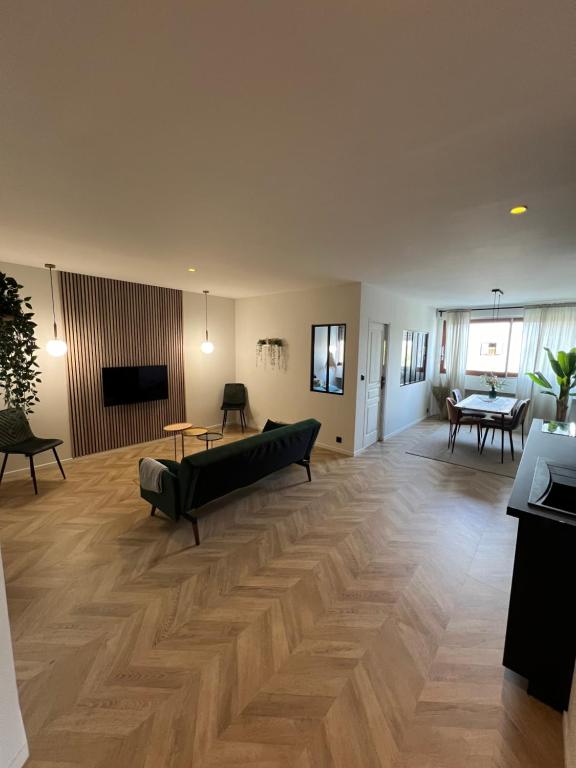 un salon avec un canapé et une table dans l'établissement T3 climatisé au bord de l’eau, à San-Martino-di-Lota