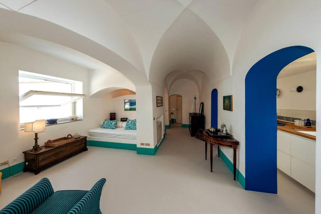 una grande camera con letto e cucina di Casa La Scaletta, Capri a Capri