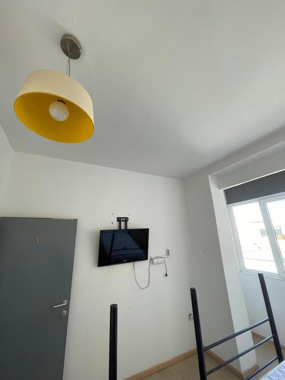 TV a/nebo společenská místnost v ubytování NEWBORN comfort HOSTEL the biggest hostel of town with best location