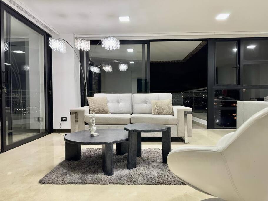 ein Wohnzimmer mit einem Sofa und einem Couchtisch in der Unterkunft 1301 Luxury Penthouse, Poblado in Medellín