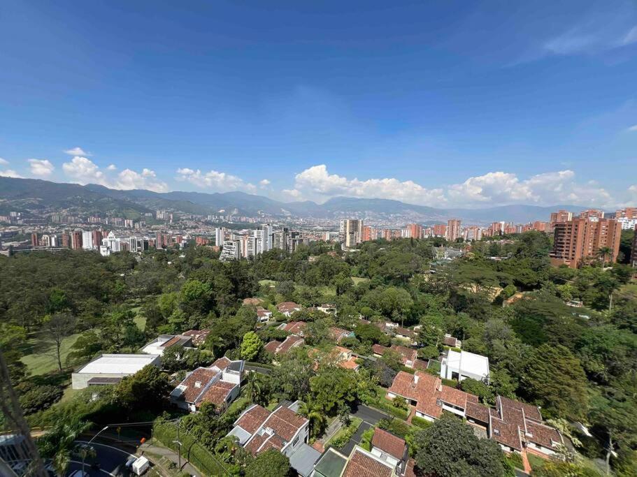 een luchtzicht op een stad met gebouwen en bomen bij 1401, Luxury Penthouse In El Poblado in Medellín