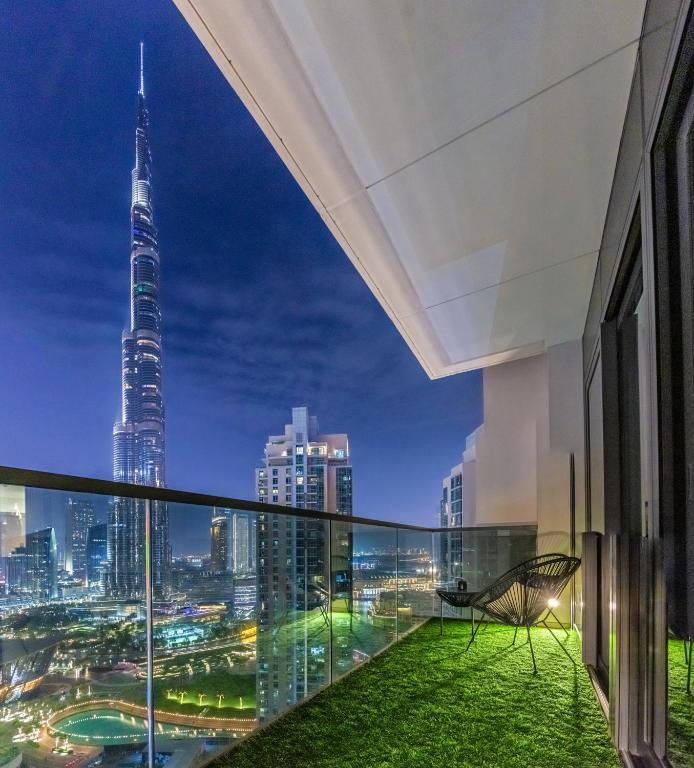 Picture of Luxurious 4BR Apartment w/ Prime Burj Khalifa View, Dubai (updated ...