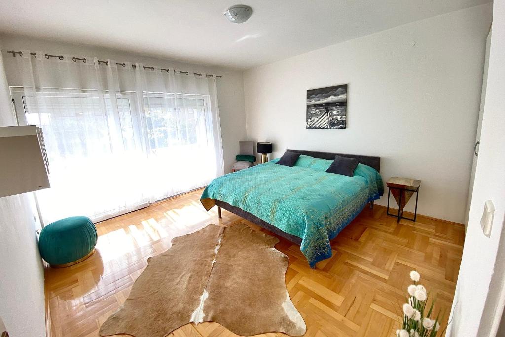 - une chambre avec un lit et une grande fenêtre dans l'établissement Apartment Nera Zadar, à Zadar