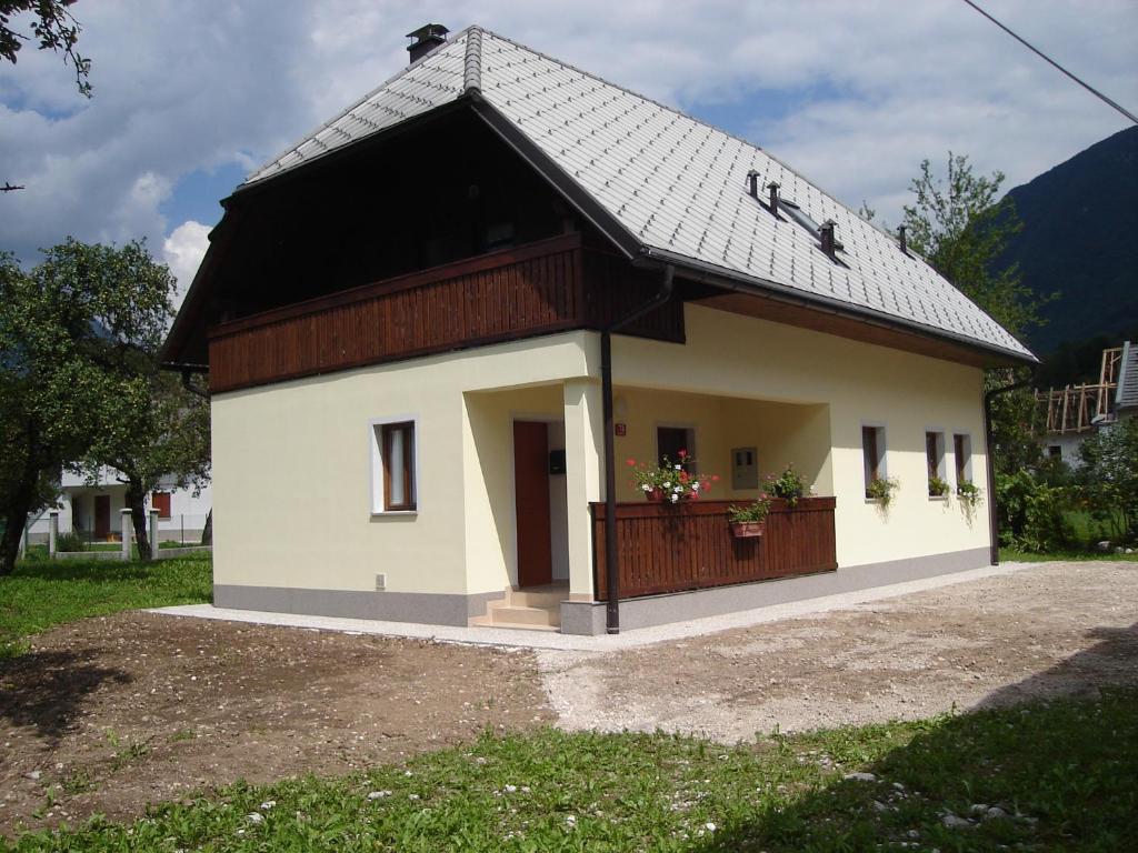 una pequeña casa con techo negro en Apartment Veduta, en Bovec