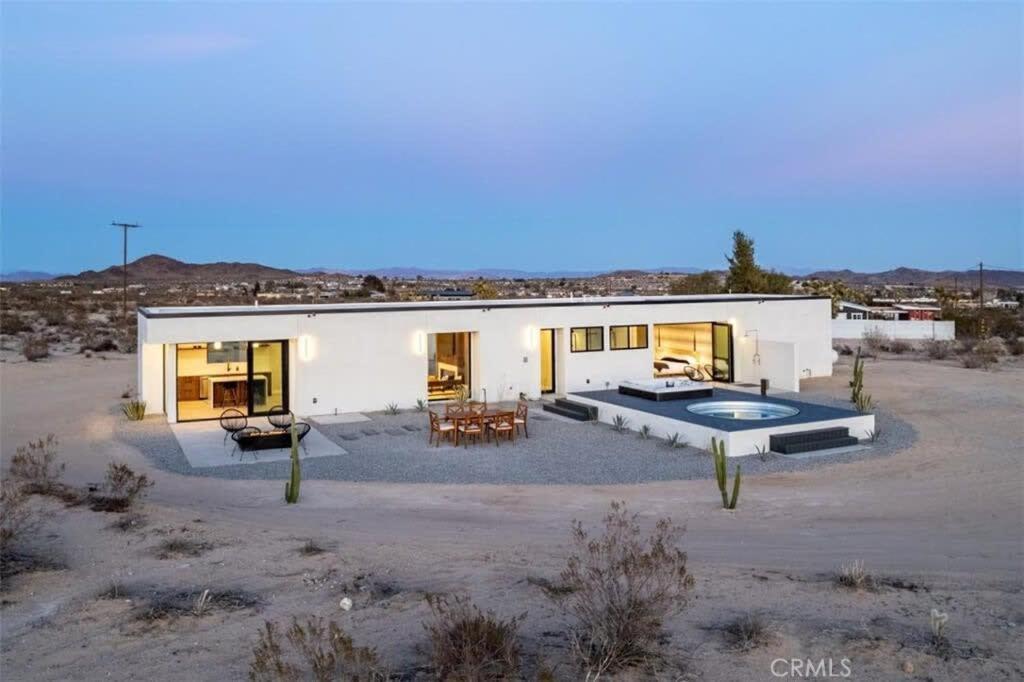 dom w środku pustyni w obiekcie SkyDweller - Joshua Tree Modern w mieście Joshua Tree