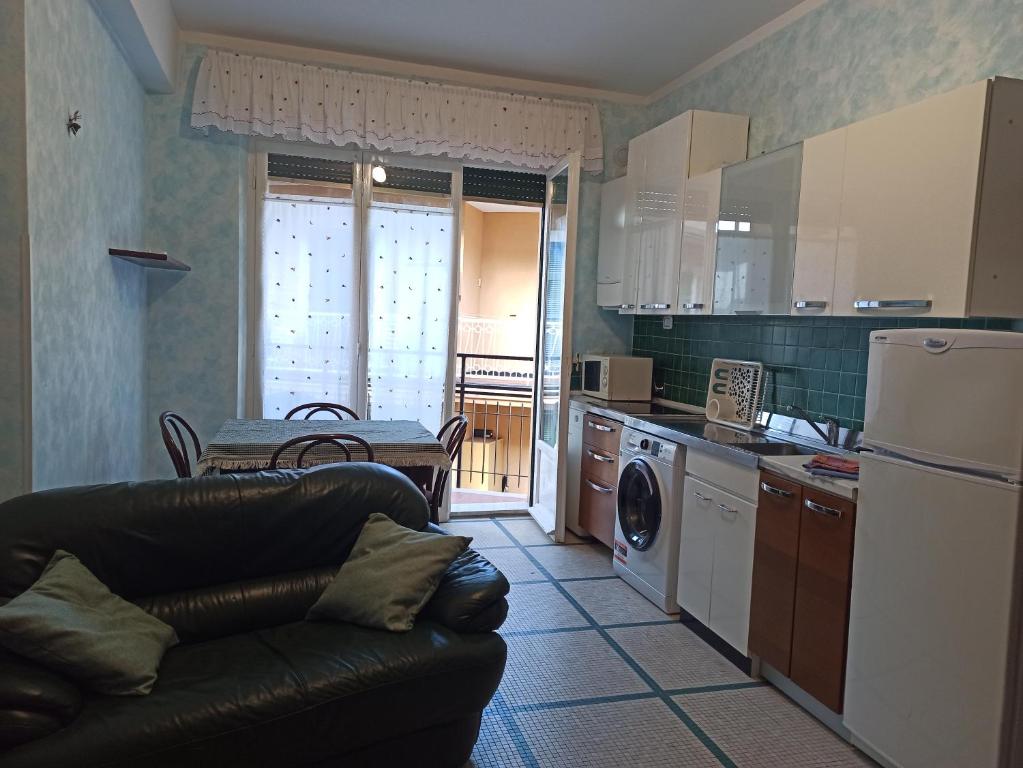 een woonkamer met een bank in een keuken bij camere Caterina in Bonassola